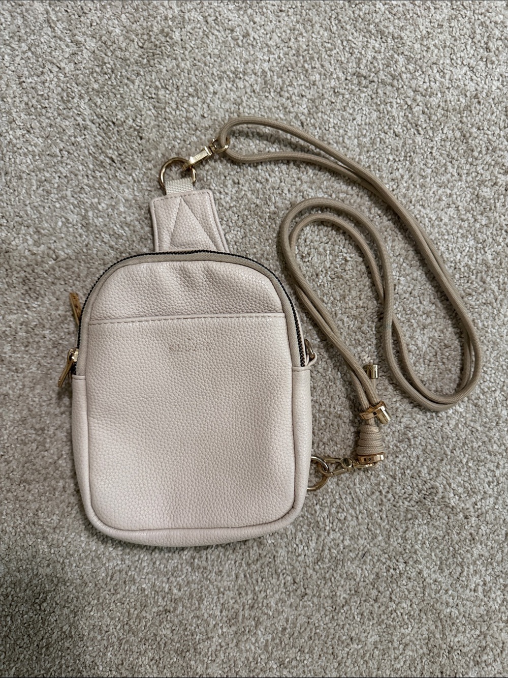 Minimalist Cream Crossbody Bag with Adjustable Strap and Gold Hardware
